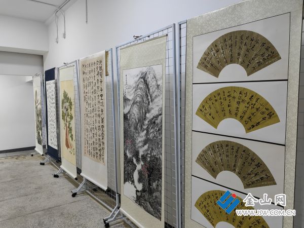 銀發(fā)學(xué)子捐贈佳作 翰墨飄香傳承文化(圖1)
