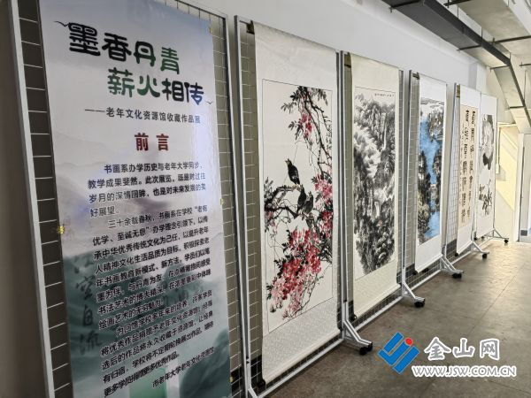 銀發(fā)學(xué)子捐贈佳作 翰墨飄香傳承文化(圖2)