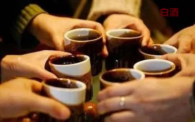 日本人喝白酒在街上(圖1)