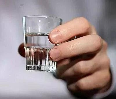 日本人喝白酒在街上(圖3)
