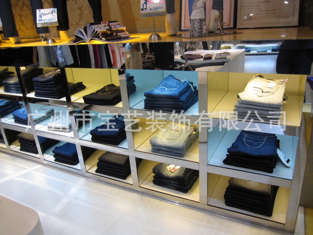 ）大型道具一般指攤位、展臺(tái)等展示造型物和道具組裝而成的框架門(mén)和頂棚等大型裝飾造型物而成。(圖1)