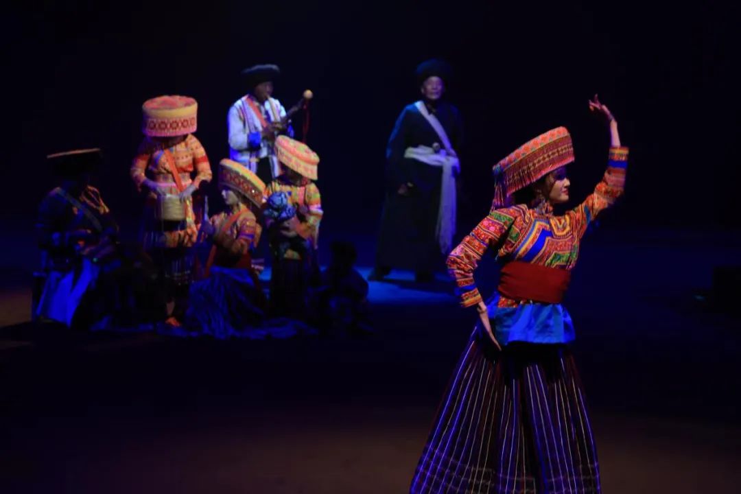 東方美學(xué)！四川非遺服飾亮相中國國際時(shí)裝周(圖2)