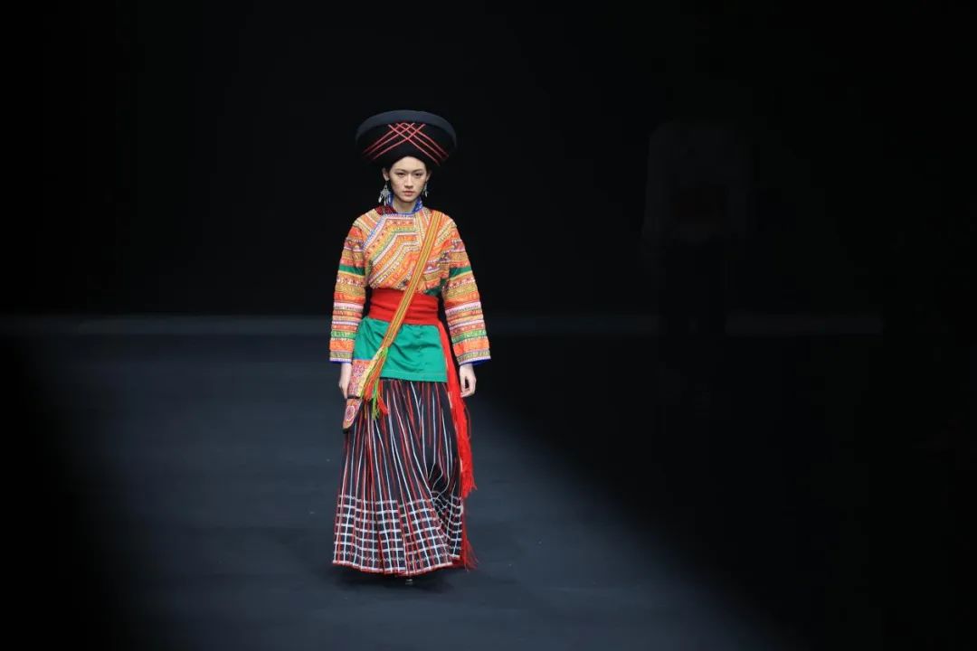 東方美學(xué)！四川非遺服飾亮相中國國際時(shí)裝周(圖3)