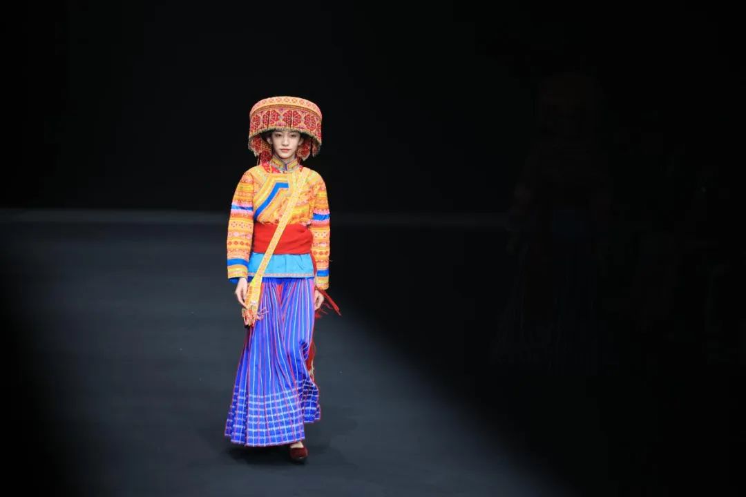 東方美學(xué)！四川非遺服飾亮相中國國際時(shí)裝周(圖4)