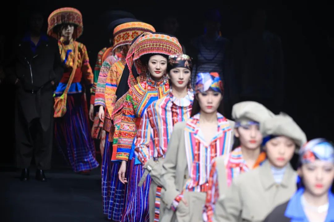 東方美學(xué)！四川非遺服飾亮相中國國際時(shí)裝周(圖5)