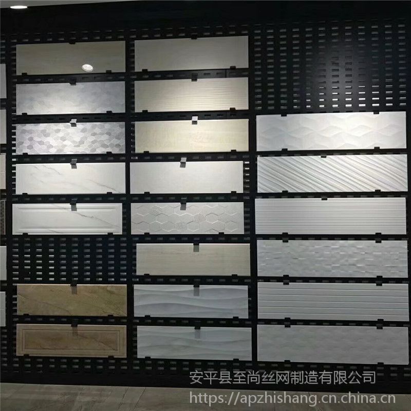 中鐵建電氣化局創(chuàng)新地鐵顯示屏支架：無需打孔設(shè)計引關(guān)注(圖1)