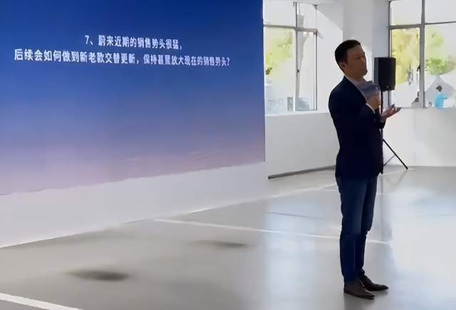 蔚來(lái)李斌深得雷軍真?zhèn)饔H自為車主開門服務(wù)不一般(圖2)