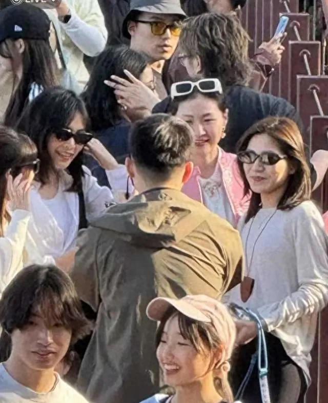 金靖舒奕橙五一同游！老公穿搭樸素像路人她卻美成度假風(fēng)模板(圖1)