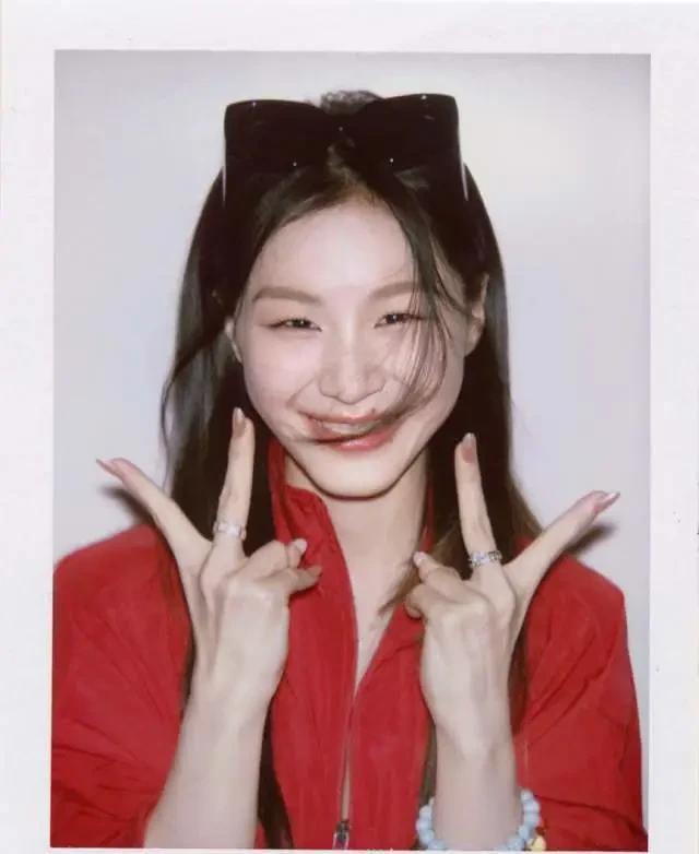 金靖舒奕橙五一同游！老公穿搭樸素像路人她卻美成度假風(fēng)模板(圖2)