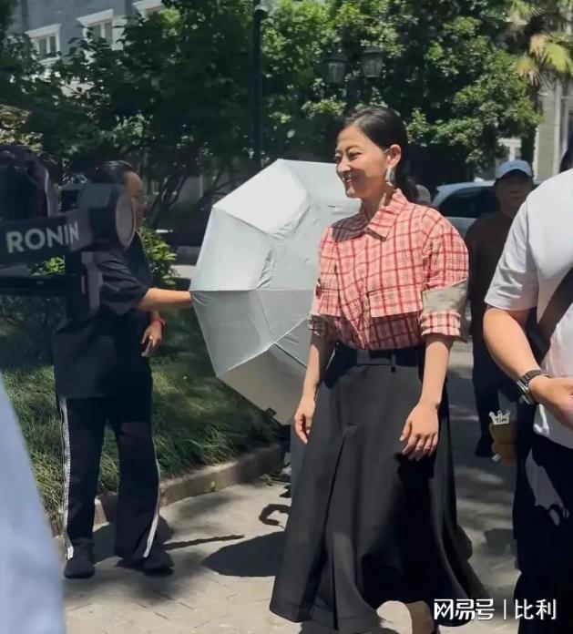 50歲梅婷南京被偶遇腰粗臉大肉泡眼老態(tài)盡顯變化太大認(rèn)不出(圖3)