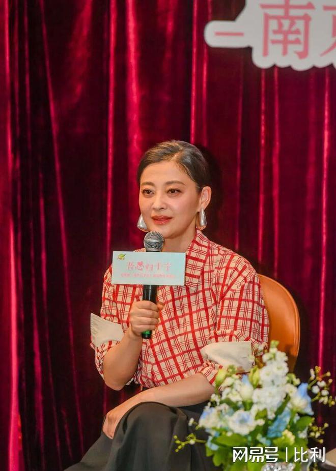 50歲梅婷南京被偶遇腰粗臉大肉泡眼老態(tài)盡顯變化太大認(rèn)不出(圖2)