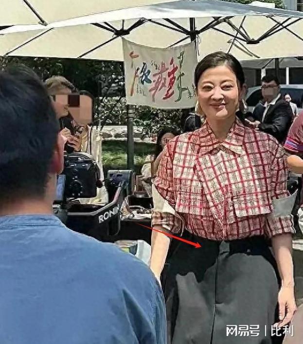 50歲梅婷南京被偶遇腰粗臉大肉泡眼老態(tài)盡顯變化太大認(rèn)不出(圖4)