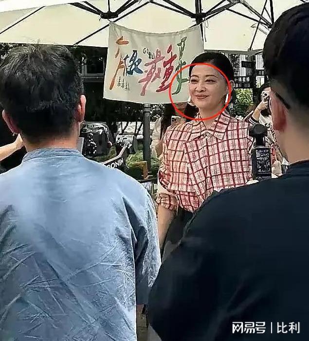 50歲梅婷南京被偶遇腰粗臉大肉泡眼老態(tài)盡顯變化太大認(rèn)不出(圖5)