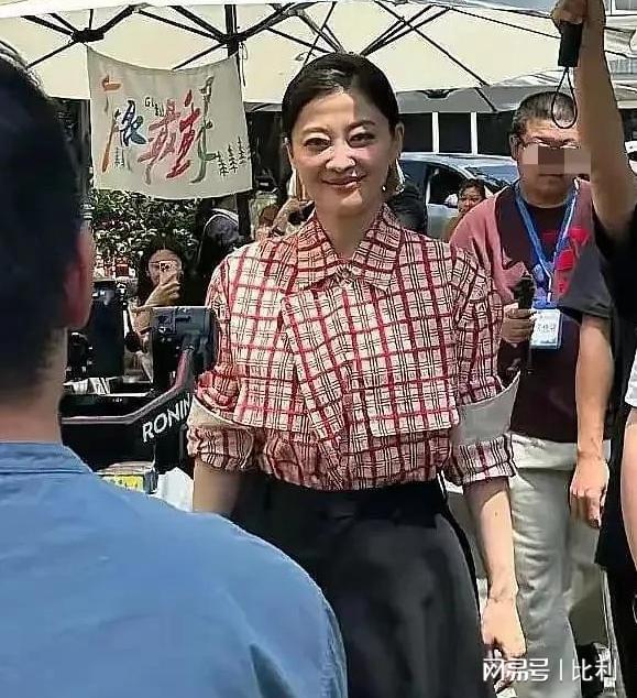 50歲梅婷南京被偶遇腰粗臉大肉泡眼老態(tài)盡顯變化太大認(rèn)不出(圖7)