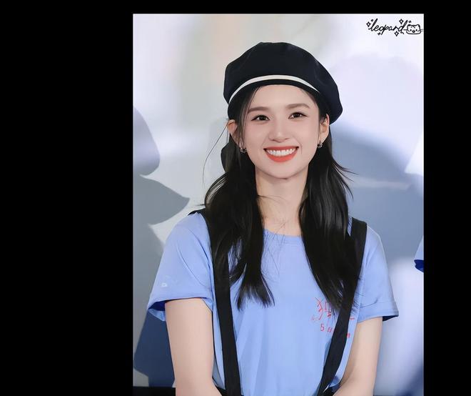 張婧儀貝雷帽氣質(zhì)對鏡甜笑溫婉又仙氣！(圖2)