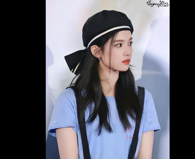 張婧儀貝雷帽氣質(zhì)對鏡甜笑溫婉又仙氣！(圖3)